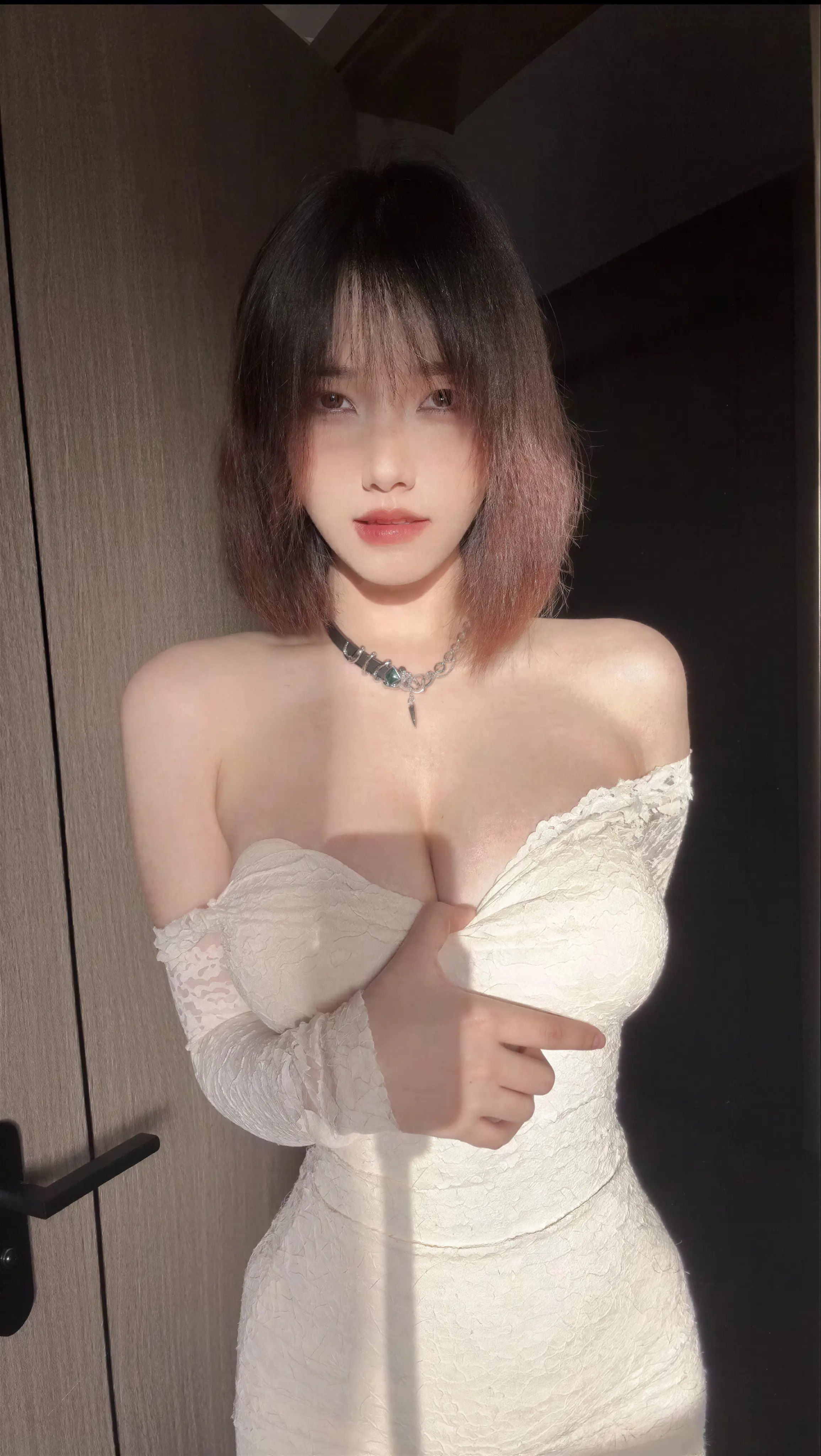琳铛 – 白色蕾丝紧身裙 11P